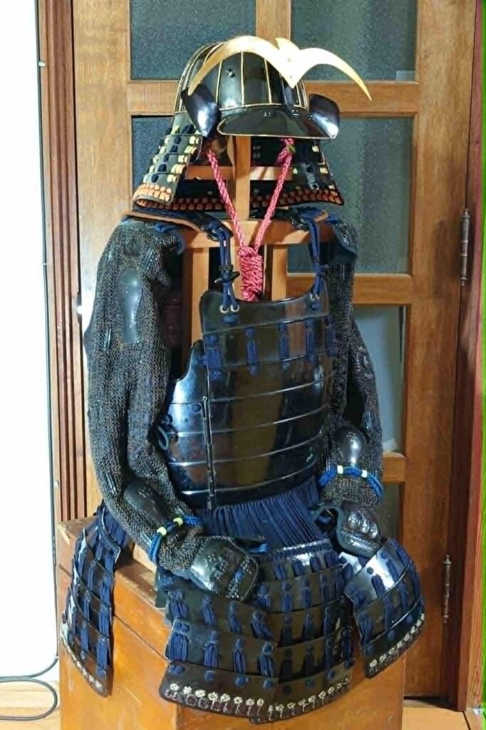令和７年10月五枚胴具足修理　兜　前立新規　胴　籠手